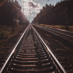 Сидящий на путях мужчина погиб под колёсами поезда в городе Обь