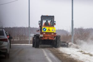 Для ликвидации последствий снегопада в Новосибирской области выехало более 700 машин
