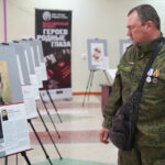 Работа выставки “Героев родные глаза” завершилась в Оби под Новосибирском