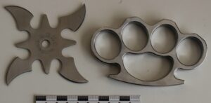 Сюрикен и кастет изъяли у сибирячки вернувшейся с отдыха на Пхукете