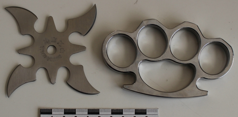 Сюрикен и кастет изъяли у сибирячки вернувшейся с отдыха на Пхукете