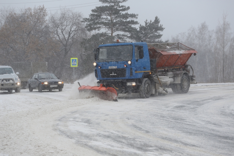 Андрей Травников поручил муниципалитетам перейти на усиленный режим уборки улиц