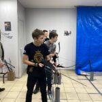 Участник спецоперации обучает молодежь искусству стрельбы из лука в своем тире