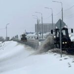 Коммунальные службы города Оби расчищают улицы после сильных снегопадов