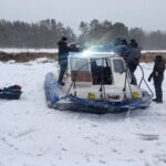 Спасатели эвакуировали группу рыбаков с отколовшейся льдины на Обском море