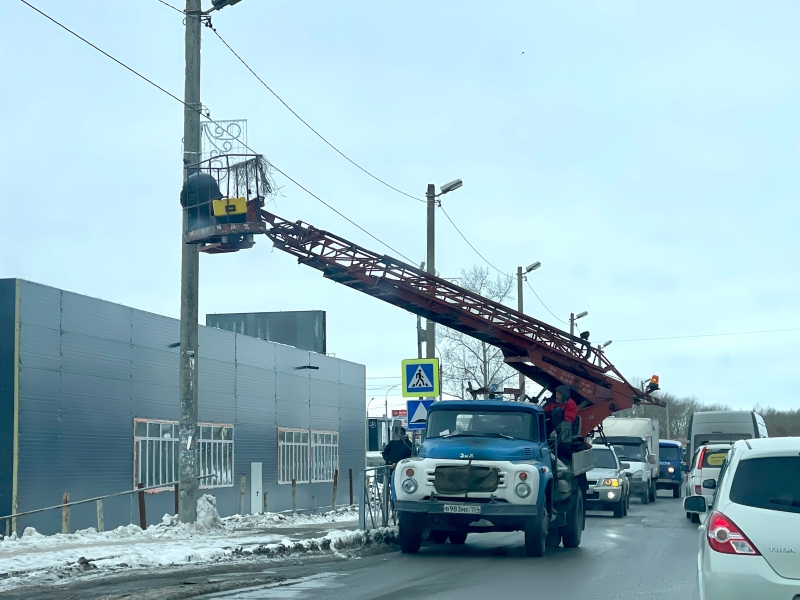 В Оби начался монтаж световых украшений к Новому году-2026
