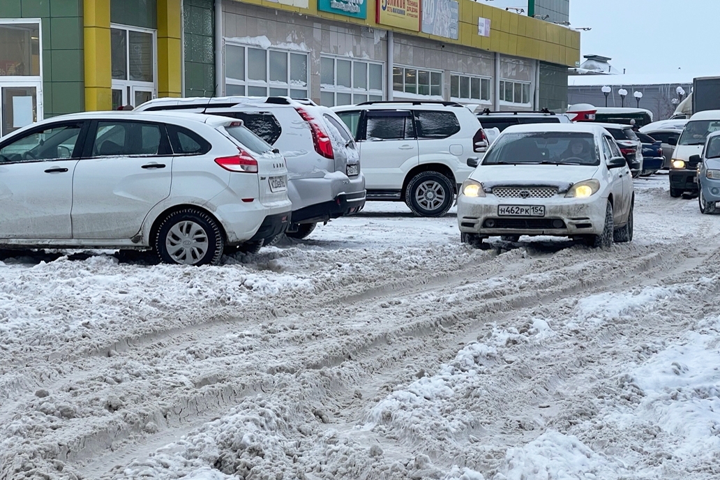 Нечищеные от снега в канун Нового года территории ТЦ возмутили жителей Оби
