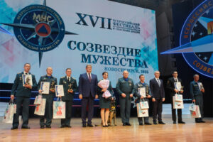 В Новосибирске наградили лучших спасателей России в честь 35-летия МЧС и Дня спасателя