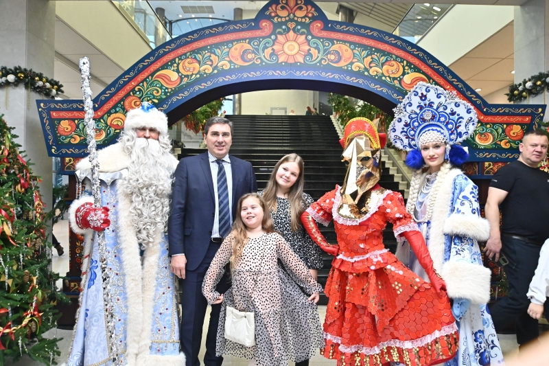 Губернаторская новогодняя ёлка начала работу в Новосибирской области для 7900 юных зрителей