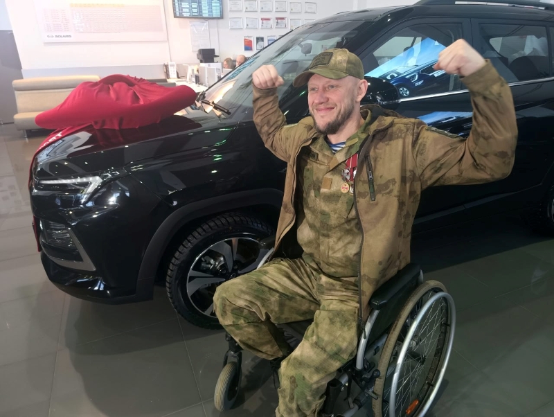 Ключи от новых автомобилей получили ветераны СВО в Новосибирской области