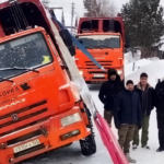 Под Новосибирском коммунальщики не смогли вывезти мусор из-за застрявшей в снегу спецтехники