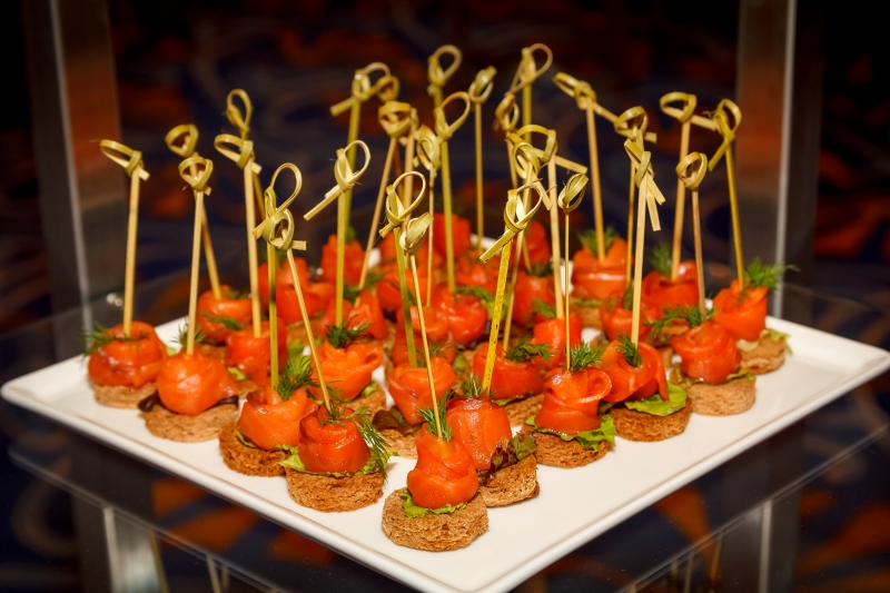 В праздники в аэропорту Толмачево изъяли 60 кг продуктов из-за отсутствия документов