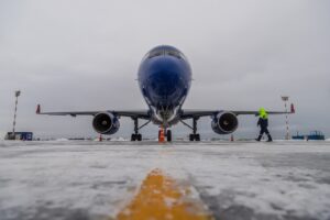 В Толмачёво работник авиакомпании получил травмы из-за вылетевшей детали самолета