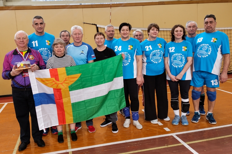 Спортсмены-ветераны из Оби стали вторыми на волейбольном турнире в Бердске