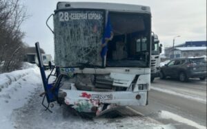 Автобус маршрута №28 и грузовик столкнулись лоб в лоб на Толмачёвском шоссе