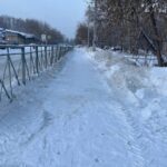 Вывозить снег после аномальных морозов начали в Оби под Новосибирском
