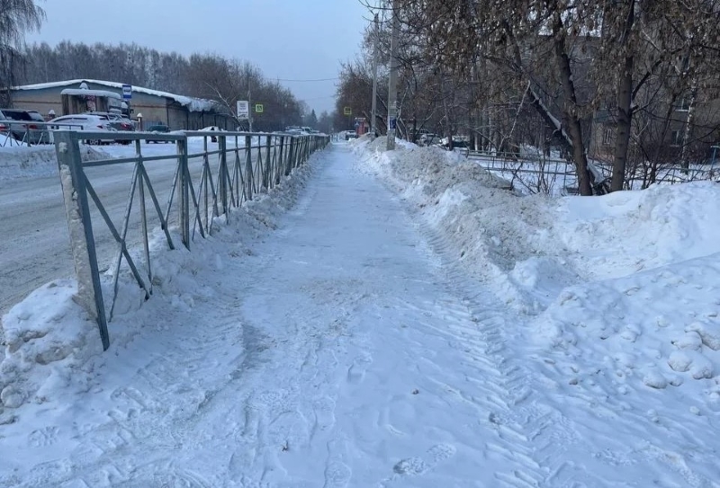 Вывозить снег после аномальных морозов начали в Оби под Новосибирском
