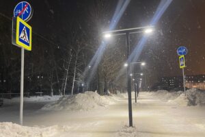 В Военном городке Оби на «Тропе здоровья» включили новое уличное освещение
