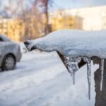 В оттепель 10-11 февраля новосибирцам стоит опасаться падения сосулек с крыш