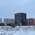 Тело мужчины обнаружили под окнами высотки в городе Обь