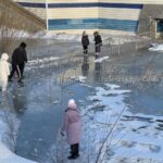 Переход у остановки Октябрьская в городе Обь затопило из‑за порыва водопровода