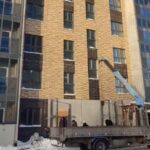 В городе Обь готовят к сдаче новый десятиэтажный дом с детской площадкой и пандусами