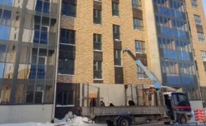 В городе Обь готовят к сдаче новый десятиэтажный дом с детской площадкой и пандусами