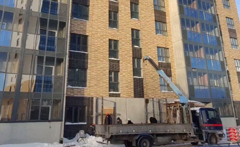 В городе Обь готовят к сдаче новый десятиэтажный дом с детской площадкой и пандусами