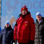 Губернатор Травников принял участие в гонке «Лыжня России-2026» вместе с новосибирцами