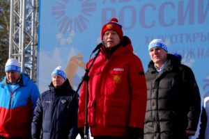 Губернатор Травников принял участие в гонке «Лыжня России-2026» вместе с новосибирцами