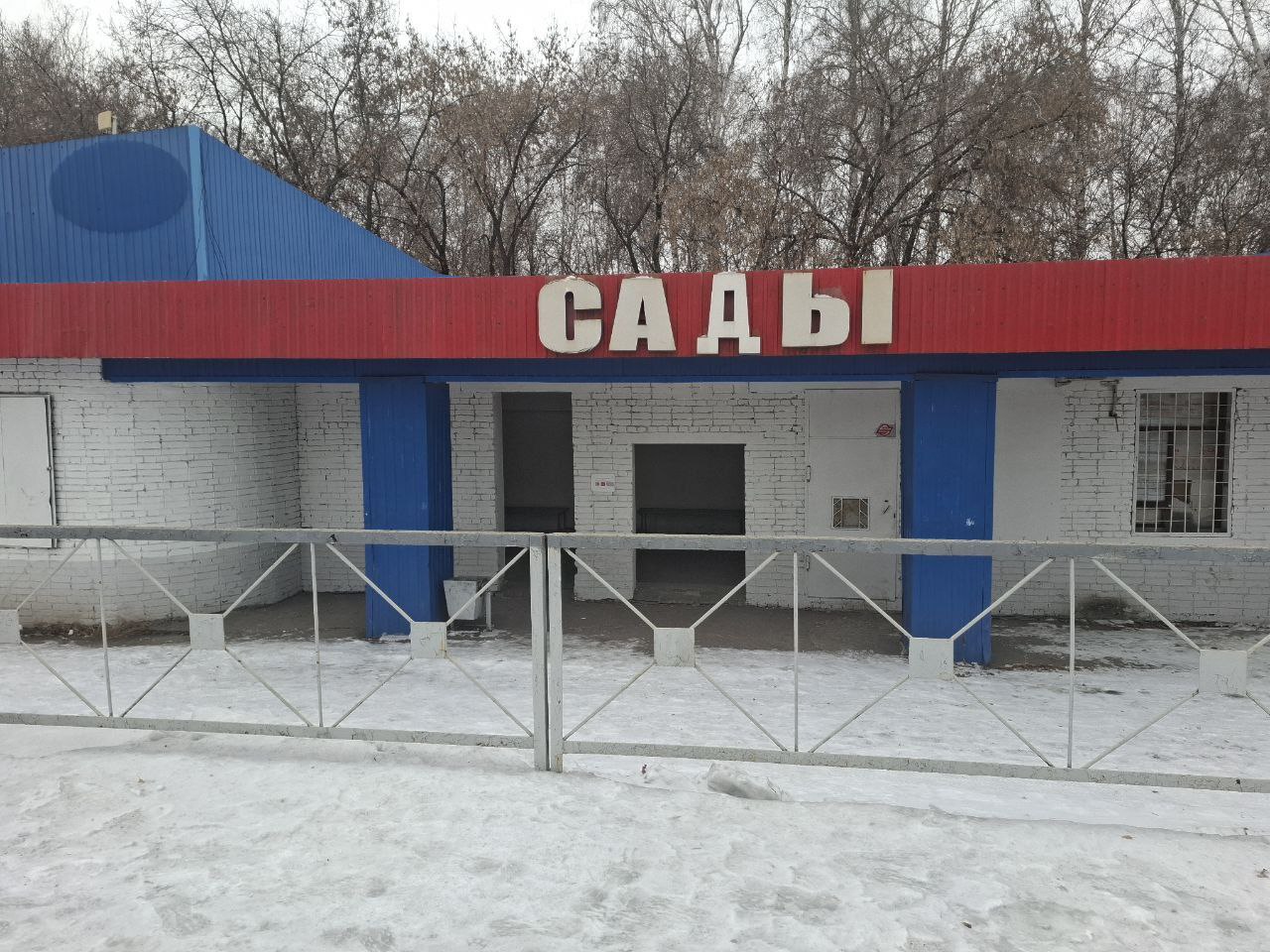 Мужчина в летних кроссовках попал под грузовой поезд в Новосибирской области