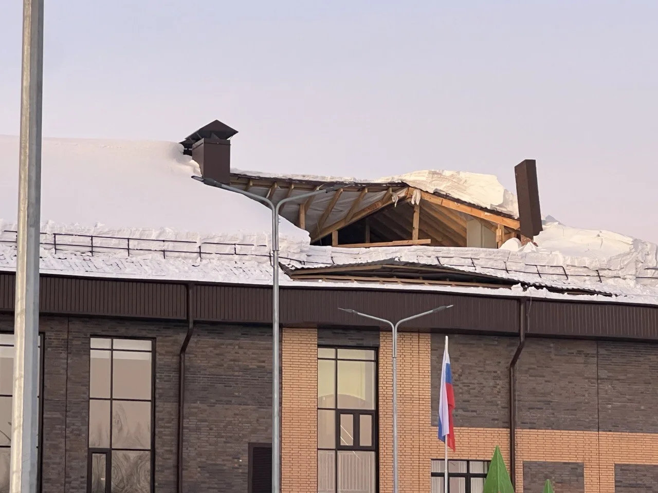 При уборке снега рабочие повредили крышу Репьевской средней школы