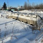 Водопропускные трубы на дамбе начали промывать в городе Обь