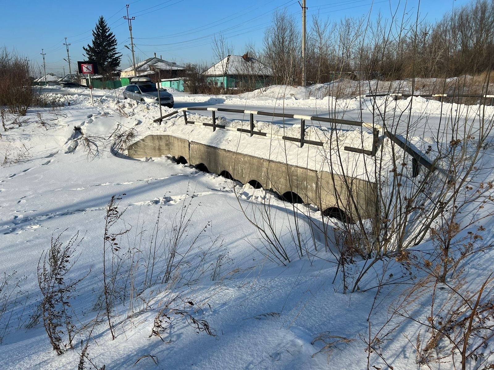 Водопропускные трубы на дамбе начали промывать в городе Обь