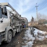 Шесть водопропускных труб дамбы очистили от льда в городе Обь под Новосибирском