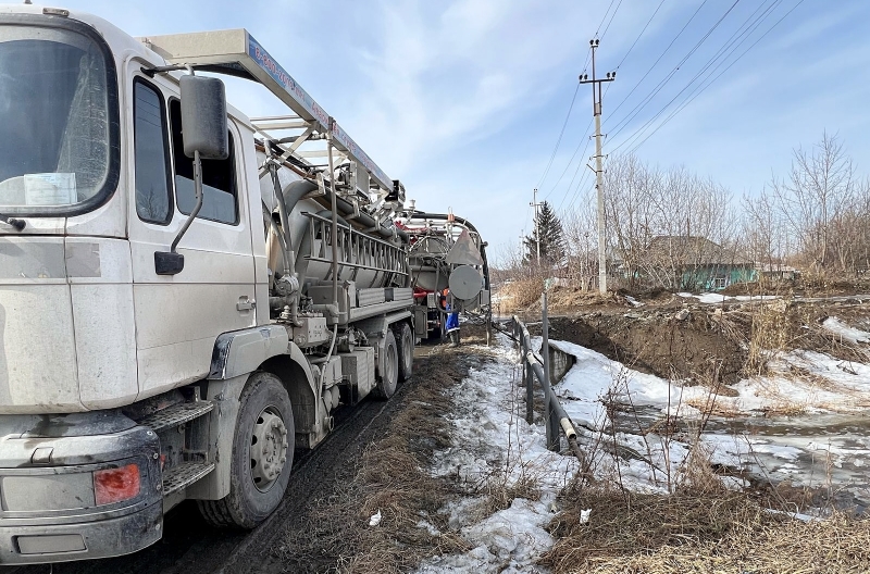 Шесть водопропускных труб дамбы очистили от льда в городе Обь под Новосибирском