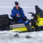 Двое мужчин на снегоходе застряли в тающем льду на Обском водохранилище