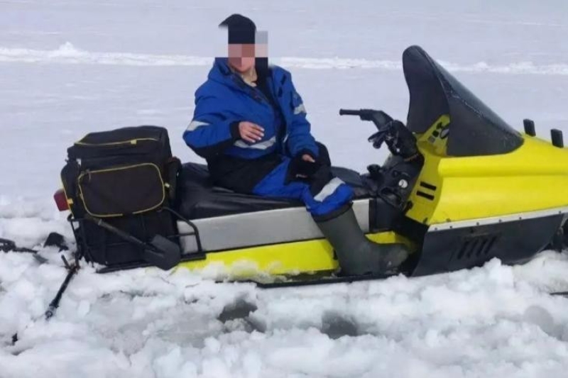 Двое мужчин на снегоходе застряли в тающем льду на Обском водохранилище