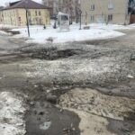 Провал асфальта на перекрёстке в Оби устранили по требованию главы города Синяева
