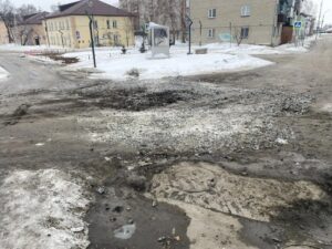 Провал асфальта на перекрёстке в Оби устранили по требованию главы города Синяева