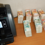 Таможенники изъяли 25 млн рублей у пассажира в новосибирском аэропорту