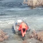 Спасатели вытащили 68-летнего рыбака из ледяной воды на озере под Новосибирском