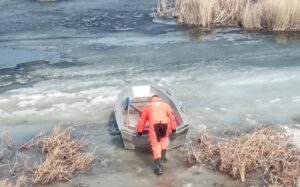 Спасатели вытащили 68-летнего рыбака из ледяной воды на озере под Новосибирском