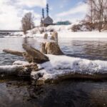 Под Новосибирском из-за подъёма уровня воды организовали лодочную переправу