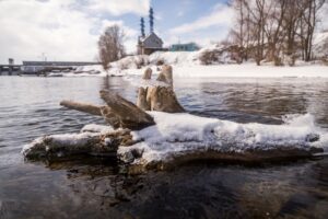 Под Новосибирском из-за подъёма уровня воды организовали лодочную переправу