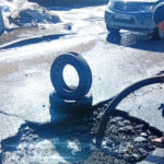 Опасную яму на улице Вокзальной ликвидировали дорожники в Оби