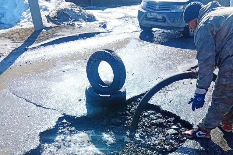 Опасную яму на улице Вокзальной ликвидировали дорожники в Оби