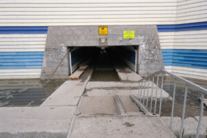 Вандалы в Оби разносят подземный переход на «Октябрьской»