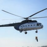 Новосибирские десантники-пожарные отработали спуски с вертолёта Ми-8