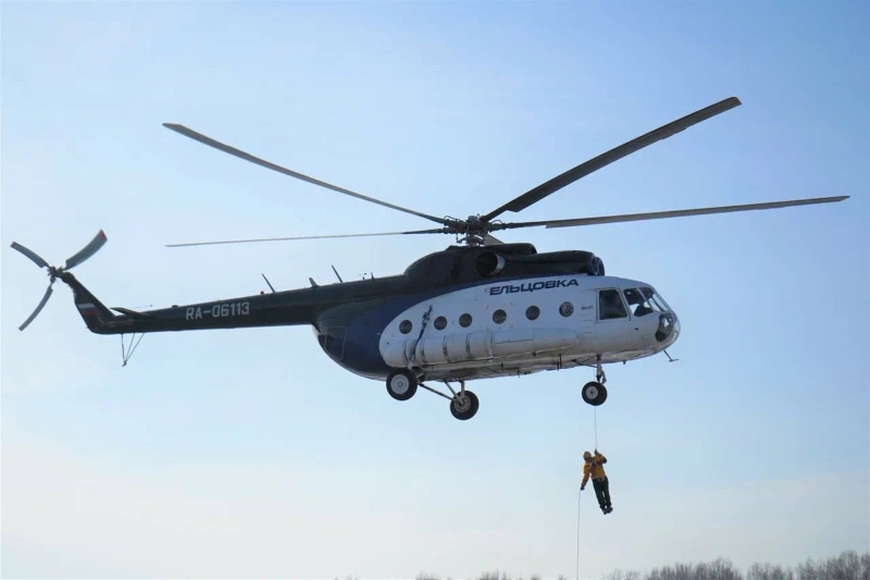Новосибирские десантники-пожарные отработали спуски с вертолёта Ми-8